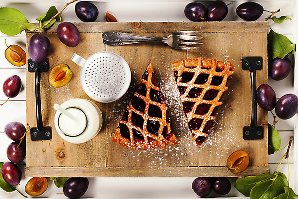 포토 JPG 해외이미지 조각 포크 잎 디저트 실내 사람없음 우유 달콤 흰배경 자두 과일파이 나무도마 슈가파우더 해외202004 해외포토 식물 식기 음식 백그라운드 과일 유제품 도마 내부 목재 흰색 맛 파이_빵 파일형식