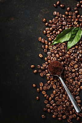 포토 JPG 해외이미지 검은배경 실내 사람없음 하이앵글 숟가락 원두 해외202004 해외포토 커피 뷰포인트 백그라운드 수저 내부 검은색 파일형식