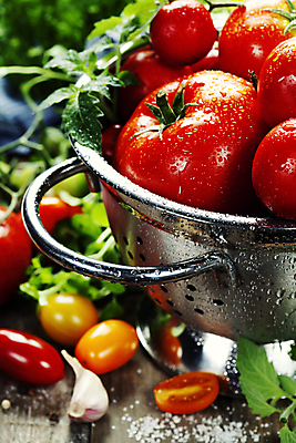 포토 JPG 해외이미지 토마토 방울토마토 실내 사람없음 아웃포커스 신선 냄비 담기 해외202004 해외포토 채소 모션 촬영기법 내부 솥 파일형식