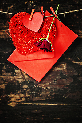 포토 JPG 해외이미지 편지봉투 실내 매달리기 사람없음 장미 하트 편지 나무바닥 노끈 나무집게 해외202004 해외포토 모양 꽃 줄 모션 봉투 바닥 집게 내부 목재 파일형식