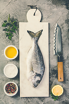 포토 JPG 해외이미지 회색배경 도마 실내 어류 사람없음 하이앵글 올리브오일 레몬 해산물 소금 종지 후추 식칼 해외포토 그릇 뷰포인트 백그라운드 과일 주방용품 내부 수중동물 회색 기름_음식 향신료 파일형식