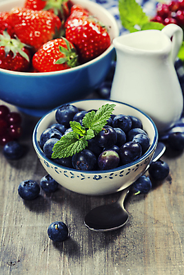 포토 JPG 해외이미지 그릇 딸기 사람없음 숟가락 블루베리 산딸기 블랙베리 해외202004 해외포토 식기 과일 수저 파일형식