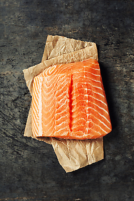 포토 JPG 해외이미지 종이 실내 사람없음 하이앵글 날것 연어 연어요리 연어회 해외202004 해외포토 음식 뷰포인트 어류 내부 생선회 파일형식