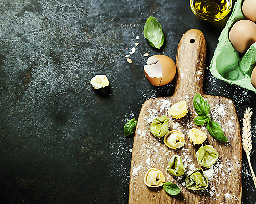 포토 JPG 해외이미지 식재료 검은배경 실내 사람없음 계란 벼 계란껍데기 준비 밀가루 바질 계란판 나무도마 카피스페이스 토르텔리니 해외202004 해외포토 백그라운드 곡류 도마 파스타 내부 목재 알 검은색 공백 가루 파일형식