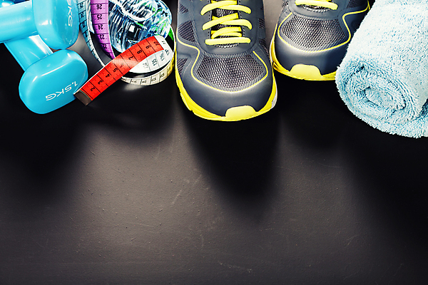 포토 JPG 해외이미지 운동화 다이어트 검은배경 줄자 사람없음 아령 물병 오브젝트 수거함 해외202004 해외포토 백그라운드 신발 자 건강 검은색 물통 파일형식