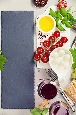 포토 JPG 해외이미지 그릇 와인잔 방울토마토 도마 도마_주방용품 실내 사람없음 와인 올리브오일 흰배경 코르크 바질 돌판 모짜렐라치즈 통후추 해외202004 해외포토 식기 백그라운드 토마토 술잔 주방용품 치즈 주류 내부 돌_바위 흰색 기름_음식 후추 파일형식