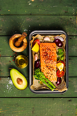 포토 JPG 해외이미지 접시 채소 재료 탁자 양파 실내 사람없음 하이앵글 레몬 날것 소금 연어 후추 아보카도 연어요리 연어회 해외202004 해외포토 식기 음식 뷰포인트 가구 과일 어류 내부 생선회 향신료 파일형식