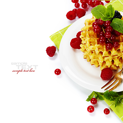 포토 JPG 해외이미지 접시 포크 디저트 실내 타이포그라피 사람없음 식탁보 달콤 흰배경 산딸기 베리 와플 카피스페이스 해외202004 해외포토 문자 식기 음식 백그라운드 과일 내부 공백 흰색 맛 파일형식