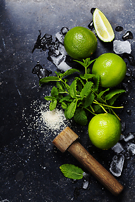 포토 JPG 해외이미지 검은배경 사람없음 하이앵글 얼음 설탕 민트 라임 모히토 해외202004 해외포토 자연요소 뷰포인트 백그라운드 과일 검은색 칵테일 허브 파일형식