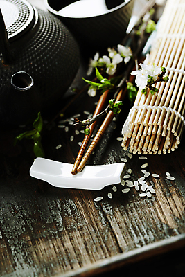 포토 JPG 해외이미지 스튜디오촬영 젓가락 실내 근접촬영 사람없음 쌀 찻잔 찻주전자 대나무발 해외202004 해외포토 뷰포인트 주전자 잔 곡류 수저 내부 파일형식