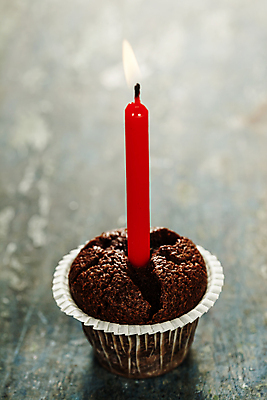 포토 JPG 해외이미지 초 실내 사람없음 달콤 컵케이크 나무바닥 초코맛 해외202004 해외포토 바닥 내부 케이크 초콜릿 맛 파일형식