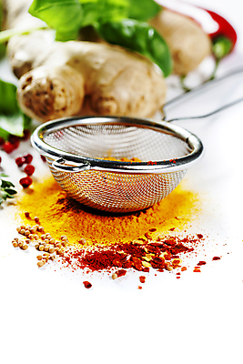 포토 JPG 해외이미지 식재료 사람없음 아웃포커스 채망 향신료 흰배경 생강 해외202004 해외포토 백그라운드 채소 주방용품 촬영기법 흰색 향미료 파일형식