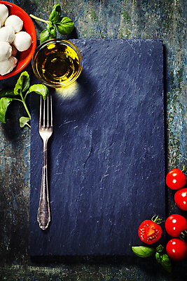 포토 JPG 해외이미지 그릇 포크 방울토마토 실내 사람없음 올리브오일 나무바닥 바질 돌판 모짜렐라치즈 해외202004 해외포토 식기 토마토 치즈 바닥 내부 돌_바위 기름_음식 파일형식