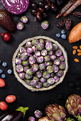 포토 JPG 해외이미지 포도 검은배경 가지 실내 사람없음 하이앵글 당근 블루베리 산딸기 아몬드 석류 아보카도 건과일 나무그릇 방울양배추 아티초크 적양배추 해외202004 해외포토 그릇 뷰포인트 백그라운드 채소 과일 뿌리채소 건조 내부 목재 검은색 견과류 양배추 파일형식