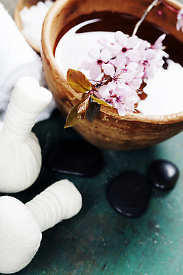 포토 JPG 해외이미지 실내 사람없음 물 수건 벚꽃 사발 나무바닥 스파용품 아로마테라피 스톤 허브볼 해외202004 해외포토 자연요소 꽃 바닥 내부 위생용품 스파 사기그릇 오브젝트 테라피 파일형식