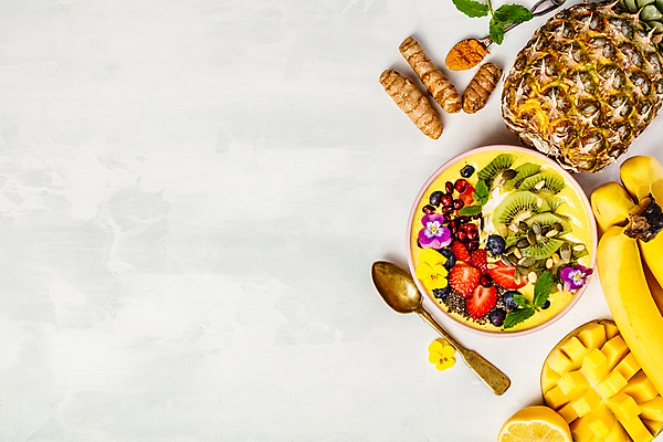 포토 JPG 해외이미지 접시 꽃 딸기 바나나 건강 키위 사람없음 파인애플 블루베리 채식 요거트 다이어트음식 스무디 저칼로리식단 강황 비건 해외202004 해외포토 식물 식기 음료 다이어트 과일 식재료 유제품 열대과일 식단 저칼로리 채식주의자 파일형식