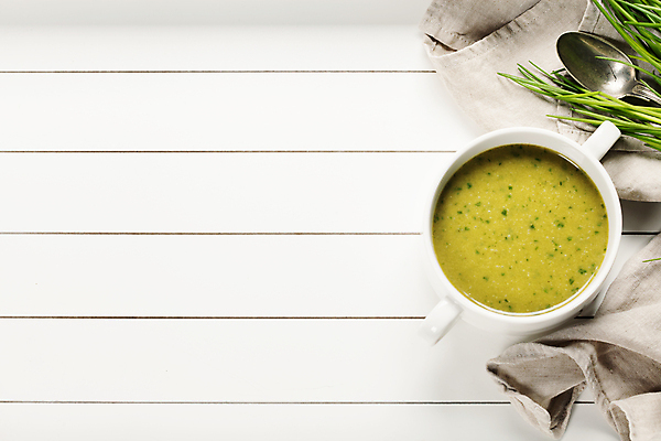 포토 JPG 해외이미지 그릇 실내 사람없음 숟가락 식탁보 수프 나무바닥 쪽파 야채수프 카피스페이스 해외202004 해외포토 식기 바닥 수저 내부 공백 파 파일형식