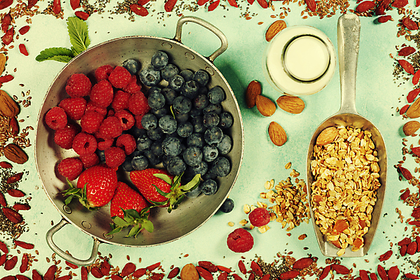 포토 JPG 해외이미지 딸기 사람없음 견과류 냄비 담기 블루베리 산딸기 아몬드 뮤즐리 스쿱 귀리 해외202004 해외포토 과일 모션 곡류 솥 파일형식