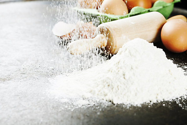 포토 JPG 해외이미지 회색배경 실내 사람없음 계란 준비 밀가루 홈베이킹 제빵 반죽밀대 해외202004 흩날리기 해외포토 백그라운드 모션 내부 제과제빵 알 회색 가루 밀대 파일형식