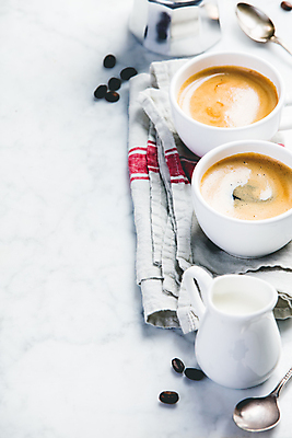 포토 JPG 해외이미지 스튜디오촬영 커피 실내 사람없음 숟가락 원두 커피포트 대리석 라떼 프림 해외202004 해외포토 음료 재료 주전자 수저 내부 파일형식