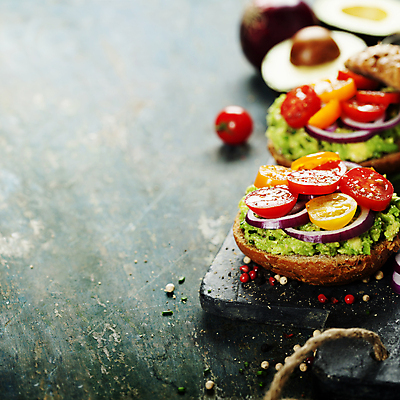 포토 JPG 해외이미지 빵 방울토마토 샌드위치 사람없음 나무바닥 아보카도 나무도마 적양파 통후추 카피스페이스 해외202004 해외포토 음식 토마토 과일 양파 바닥 도마 목재 공백 후추 파일형식