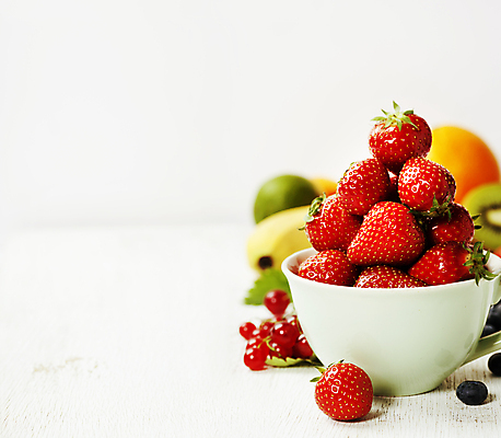 포토 JPG 해외이미지 오렌지 딸기 실내 키위 사람없음 쌓기 찻잔 흰배경 블루베리 베리 카피스페이스 해외202004 해외포토 백그라운드 과일 모션 잔 내부 공백 흰색 파일형식