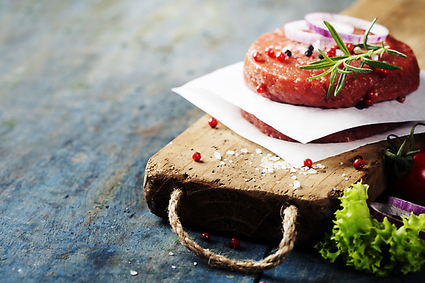 포토 JPG 해외이미지 실내 사람없음 쌓기 햄버거 상추 소금 패티 로즈메리 나무도마 나무탁자 적양파 통후추 카피스페이스 종이호일 해외202004 해외포토 채소 모션 탁자 양파 도마 패스트푸드 내부 목재 공백 허브 후추 파일형식