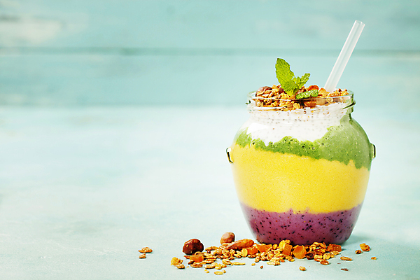 포토 JPG 해외이미지 음료 잔 실내 빨대 사람없음 혼합 스무디 민트색배경 해외202004 해외포토 식기 백그라운드 내부 민트색 파일형식