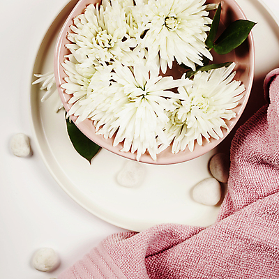 포토 JPG 해외이미지 그릇 꽃 잎 쟁반 실내 사람없음 수건 흰배경 담기 스파용품 아로마테라피 스톤 해외202004 해외포토 식물 식기 백그라운드 모션 내부 위생용품 스파 흰색 오브젝트 테라피 파일형식