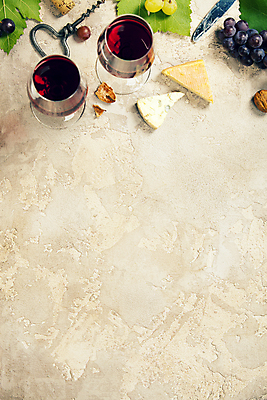 포토 JPG 해외이미지 백그라운드 와인잔 포도 치즈 사람없음 와인 호두 와인오프너 치즈나이프 포도잎 베이지색배경 카피스페이스 해외202004 해외포토 잎 술잔 과일 유제품 주류 공백 견과류 나이프 병따개 베이지색 파일형식