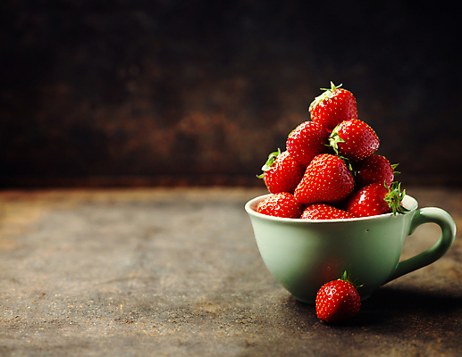 포토 JPG 해외이미지 딸기 실내 사람없음 쌓기 찻잔 갈색배경 해외202004 해외포토 백그라운드 과일 모션 잔 내부 갈색 파일형식