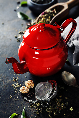 포토 JPG 해외이미지 잎 검은배경 실내 사람없음 숟가락 다기 찻주전자 설탕 찻잎 스쿱 해외202004 차거름망 해외포토 식물 백그라운드 주전자 수저 내부 차_음료 검은색 다도 파일형식