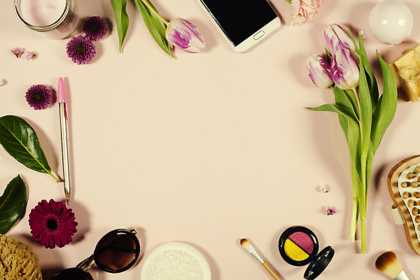 포토 JPG 해외이미지 잎 프레임 실내 사람없음 스마트폰 선글라스 볼펜 튤립 머리빗 스파용품 비누 거베라 향초 아로마테라피 아이섀도 메이크업브러쉬 플랫레이 분홍색배경 해외202004 해외포토 식물 꽃 안경 분홍색 백그라운드 초 내부 핸드폰 스마트기기 위생용품 펜 스파 화장품 붓 미용용품 플랫 오브젝트 테라피 파일형식