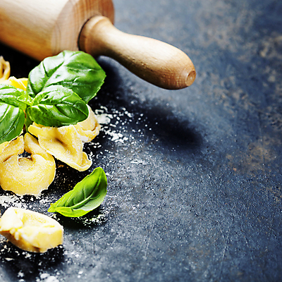 포토 JPG 해외이미지 식재료 검은배경 실내 근접촬영 사람없음 준비 밀가루 바질 반죽밀대 카피스페이스 토르텔리니 해외202004 해외포토 뷰포인트 백그라운드 파스타 내부 검은색 공백 가루 밀대 파일형식