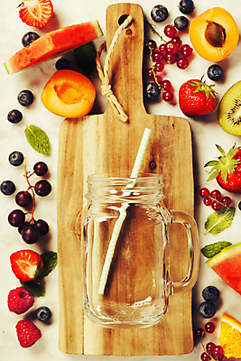 포토 JPG 해외이미지 딸기 잔 수박 실내 빨대 사람없음 블루베리 나무도마 살구 해외202004 해외포토 식기 과일 도마 내부 목재 파일형식