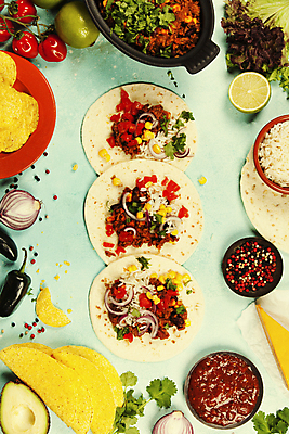 포토 JPG 해외이미지 식재료 방울토마토 밥 치즈 실내 사람없음 하이앵글 상추 준비 파란배경 라임 멕시코음식 아보카도 나초 타코 살사소스 적양파 토르티야 통후추 할라피뇨 해외202004 해외포토 음식 뷰포인트 백그라운드 토마토 채소 과일 고추 양파 유제품 서양음식 내부 파란색 소스_음식 후추 파일형식