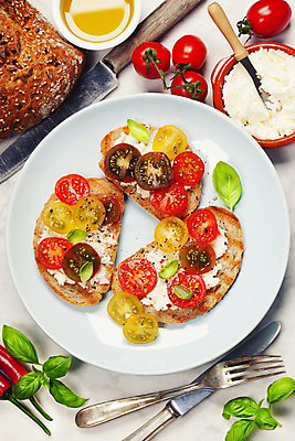 포토 JPG 해외이미지 접시 빵 포크 방울토마토 실내 사람없음 나이프 칼 이탈리아음식 애피타이저 올리브오일 흰배경 바질 버터나이프 브루스케타 크림치즈 해외202004 해외포토 식기 음식 백그라운드 토마토 치즈 서양음식 내부 흰색 기름_음식 파일형식