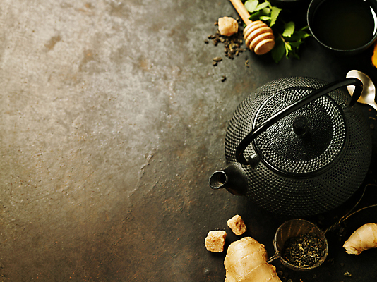 포토 JPG 해외이미지 검은배경 실내 사람없음 하이앵글 숟가락 찻잔 다기 찻주전자 설탕 생강 허니디퍼 카피스페이스 해외202004 차거름망 해외포토 뷰포인트 백그라운드 채소 주전자 잔 수저 내부 검은색 공백 도구 다도 파일형식
