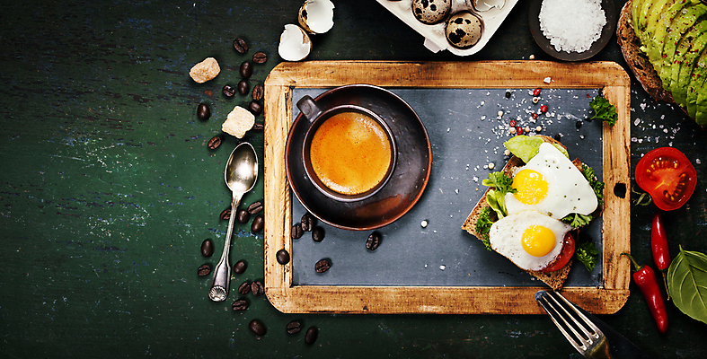 포토 JPG 해외이미지 커피 빵 토마토 고추 샌드위치 사람없음 컵 하이앵글 숟가락 원두 나이프 설탕 컵받침 나무바닥 소금 메추리알 아보카도 메추리알후라이 알껍데기 해외202004 해외포토 식기 음료 음식 뷰포인트 채소 과일 바닥 수저 알 칼 받침대 파일형식