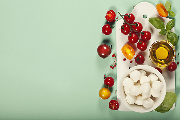 포토 JPG 해외이미지 그릇 방울토마토 도마 도마_주방용품 실내 사람없음 올리브오일 바질 모짜렐라치즈 카피스페이스 민트색배경 해외202004 해외포토 식기 백그라운드 토마토 주방용품 치즈 내부 공백 기름_음식 민트색 파일형식