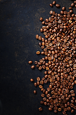 포토 JPG 해외이미지 검은배경 실내 사람없음 하이앵글 원두 해외202004 해외포토 커피 뷰포인트 백그라운드 내부 검은색 파일형식