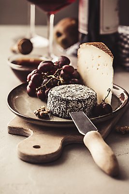 포토 JPG 해외이미지 접시 회색배경 포도 치즈 유제품 실내 사람없음 아웃포커스 칼 나무도마 해외202004 해외포토 식기 백그라운드 과일 도마 촬영기법 내부 목재 회색 파일형식