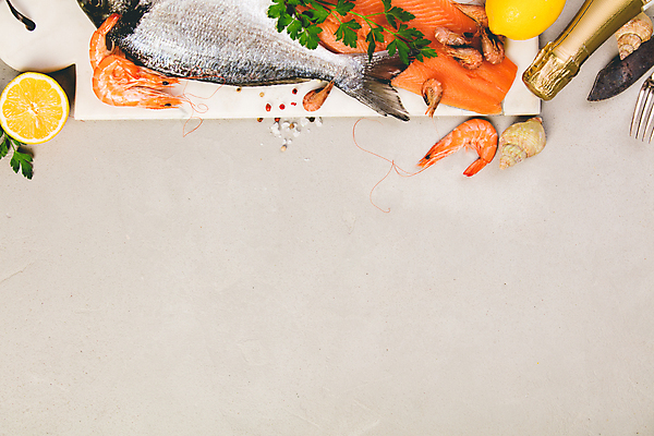 포토 JPG 해외이미지 포크 회색배경 새우 도마 실내 어류 사람없음 하이앵글 와인 나이프 소라 레몬 해산물 소금 연어 후추 카피스페이스 해외202004 해외포토 식기 뷰포인트 백그라운드 과일 주방용품 어패류 주류 갑각류 내부 수중동물 공백 회색 칼 향신료 파일형식