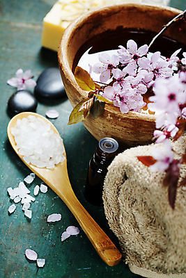 포토 JPG 해외이미지 실내 사람없음 물 수건 벚꽃 사발 나무바닥 스파용품 아로마테라피 나무숟가락 스톤 꽃가지 아로마오일 입욕소금 해외202004 해외포토 자연요소 꽃 바닥 내부 위생용품 숟가락 스파 나뭇가지 미용용품 사기그릇 오일_화장품 오브젝트 소금 테라피 파일형식