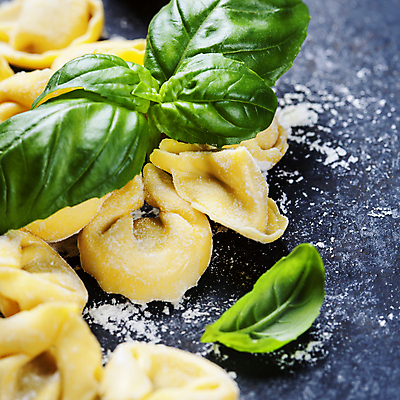포토 JPG 해외이미지 식재료 검은배경 실내 근접촬영 사람없음 준비 밀가루 바질 토르텔리니 해외202004 해외포토 뷰포인트 백그라운드 파스타 내부 검은색 가루 파일형식