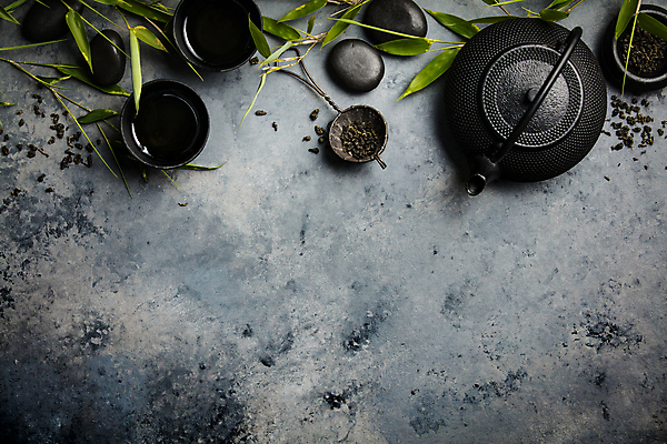 포토 JPG 해외이미지 회색배경 실내 사람없음 하이앵글 조약돌 찻잔 다기 찻주전자 찻잎 대나무잎 카피스페이스 해외202004 차거름망 해외포토 뷰포인트 백그라운드 잎 주전자 잔 내부 차_음료 공백 회색 돌_바위 다도 파일형식