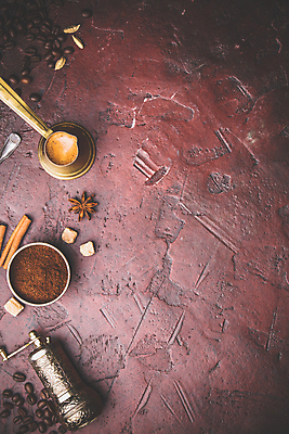 포토 JPG 해외이미지 커피 실내 사람없음 하이앵글 원두 커피포트 터키문화 그라인더 시나몬스틱 커피가루 카피스페이스 갈색배경 해외202004 팔각회향 튀르키예 해외포토 동양문화 아시아 음료 뷰포인트 외국문화 백그라운드 주전자 내부 갈색 공백 가루 향신료 시나몬 커피용품 파일형식