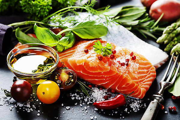 포토 JPG 해외이미지 포크 방울토마토 실내 근접촬영 사람없음 날것 소금 연어 후추 바질 로즈메리 연어요리 연어회 해외202004 해외포토 식기 음식 뷰포인트 토마토 어류 내부 생선회 허브 향신료 파일형식