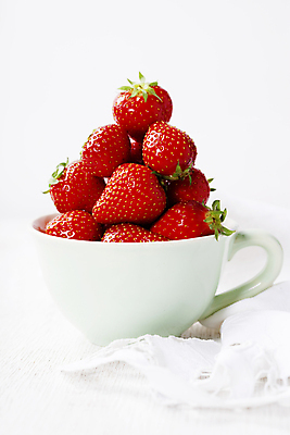 포토 JPG 해외이미지 딸기 실내 사람없음 쌓기 찻잔 흰배경 해외202004 해외포토 백그라운드 과일 모션 잔 내부 흰색 파일형식