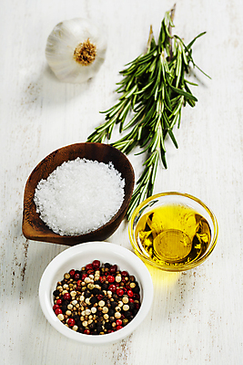 포토 JPG 해외이미지 실내 사람없음 올리브오일 허브 흰배경 소금 로즈메리 나무그릇 통마늘 통후추 해외202004 해외포토 식물 그릇 백그라운드 마늘 내부 목재 흰색 기름_음식 후추 파일형식